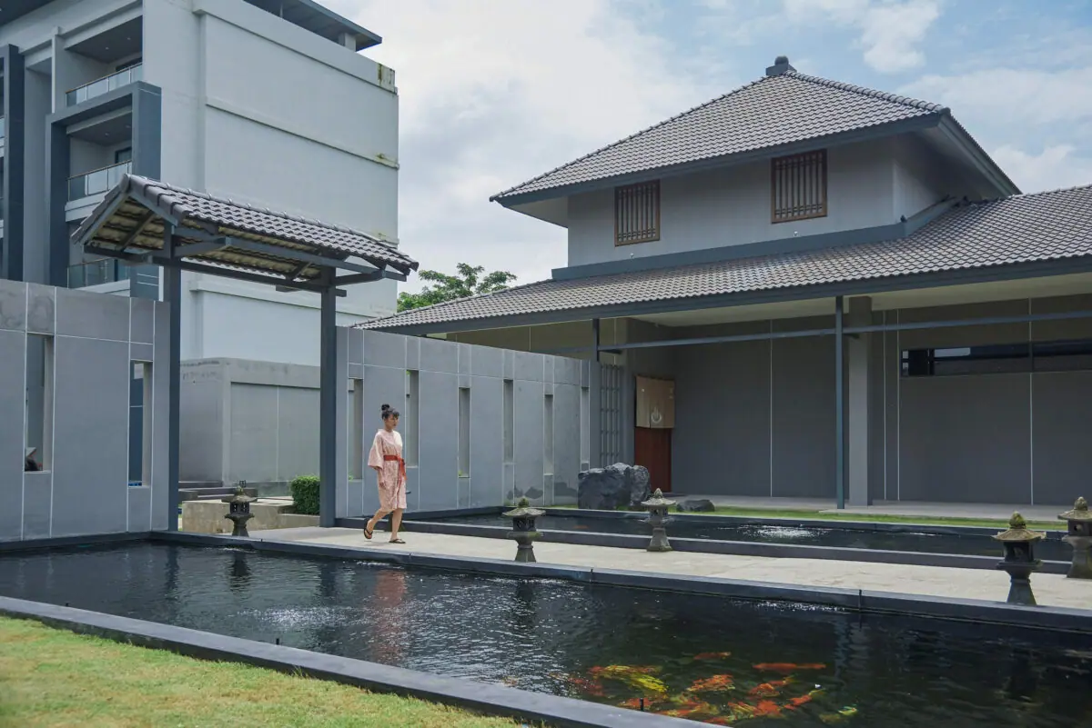 อาคารและสวนกลางของ Serenity Hotel & Spa Onsen Kabinburi ปราจีนบุรี ออกแบบสไตล์ญี่ปุ่นรูปตัว U
