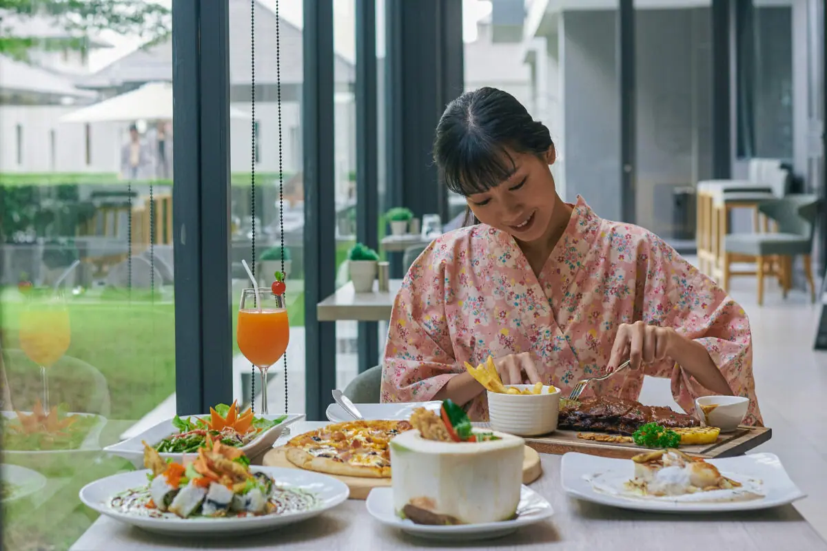 สระว่ายน้ำระบบน้ำเกลือและบรรยากาศโดยรอบของ Serenity Hotel & Spa Onsen Kabinburi กบินทร์บุรี