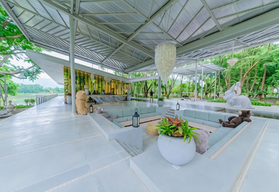 อาคารและสวนกว้างของ Siamdasada Khaoyai ปราจีนบุรี มองเห็นทะเลสาบและเชิงเขา