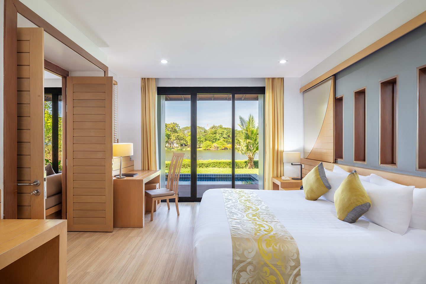 ห้องสวีทวิวทะเลสาบของ Tawa Ravadee Resort ปราจีนบุรี ตกแต่งสไตล์ไทยร่วมสมัย