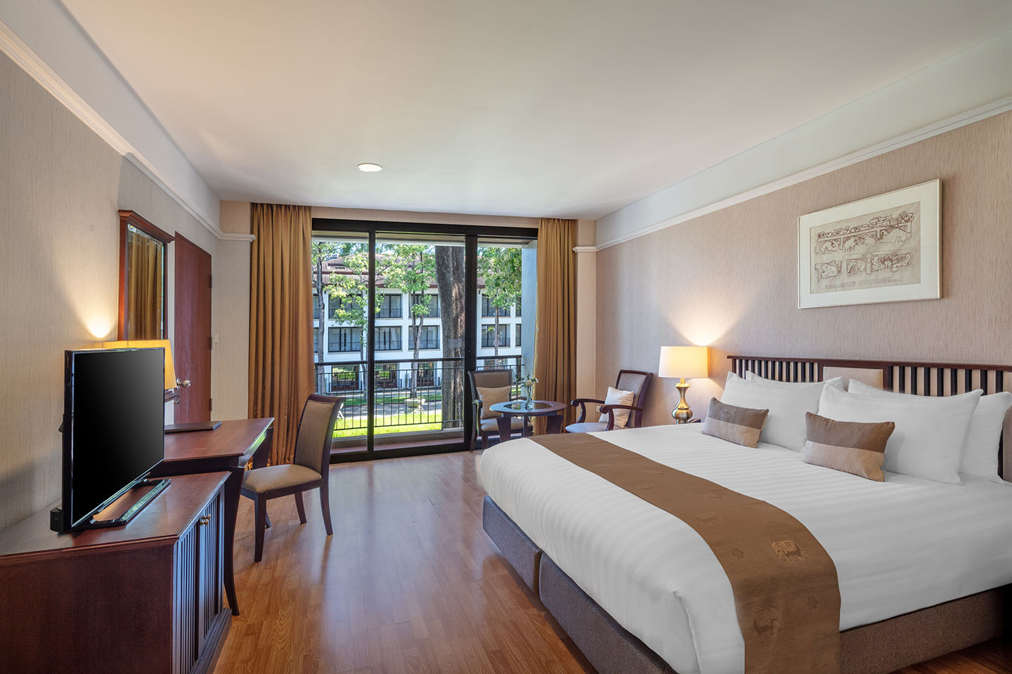 ห้องพัก Superior ของ Tawa Ravadee Resort ปราจีนบุรี เตียงนุ่มและระเบียงส่วนตัว