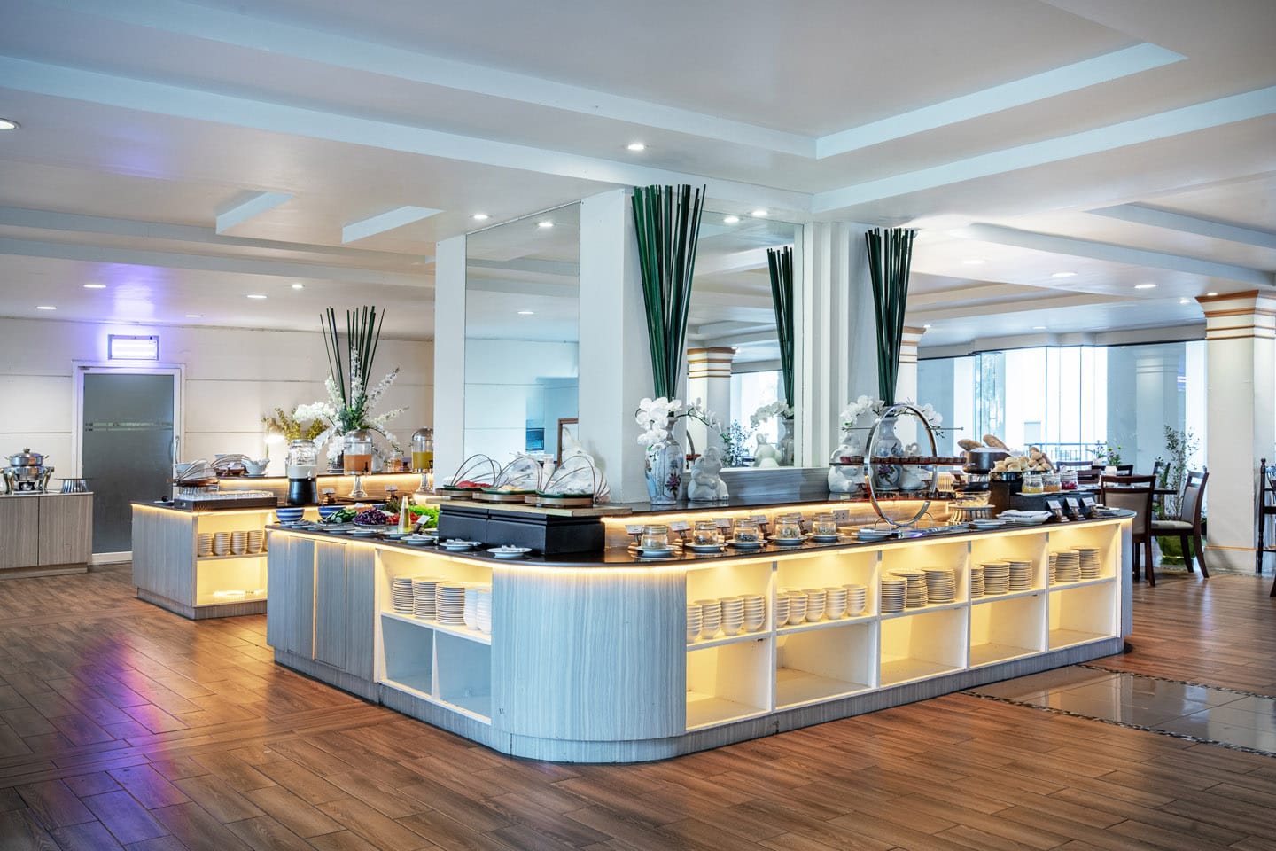 ร้านอาหารทิวาราตรีของ Tawa Ravadee Resort ปราจีนบุรี บรรยากาศริมสวน