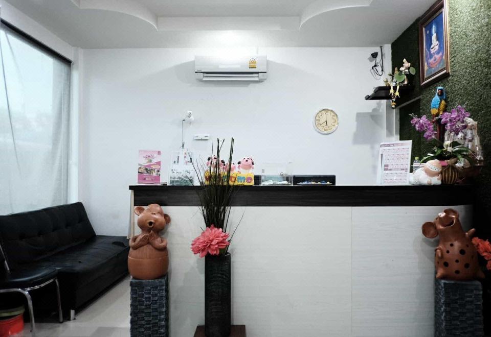 ห้องพักของ The Resort Kabinburi ปราจีนบุรี ตกแต่งเรียบสะอาด มีเตียงและทีวีจอแบน