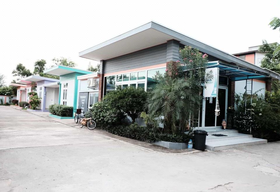 บรรยากาศบังกะโลและที่จอดรถติดห้องของ The Resort Kabinburi กบินทร์บุรี