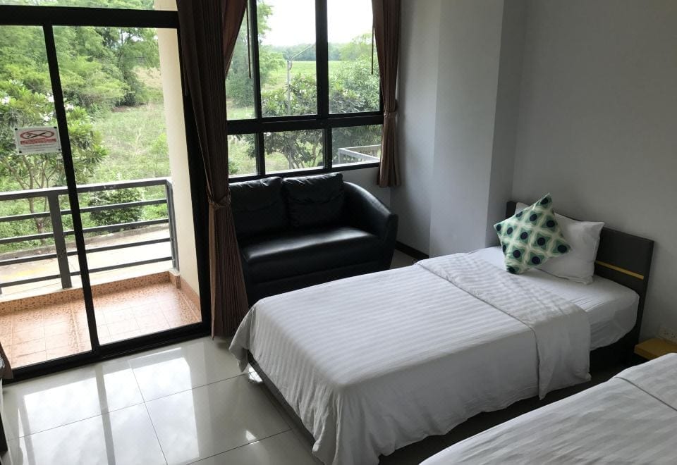 อาคารและโถงส่วนกลางของ The Icon Service Apartment ปราจีนบุรี โทนสีสดใส