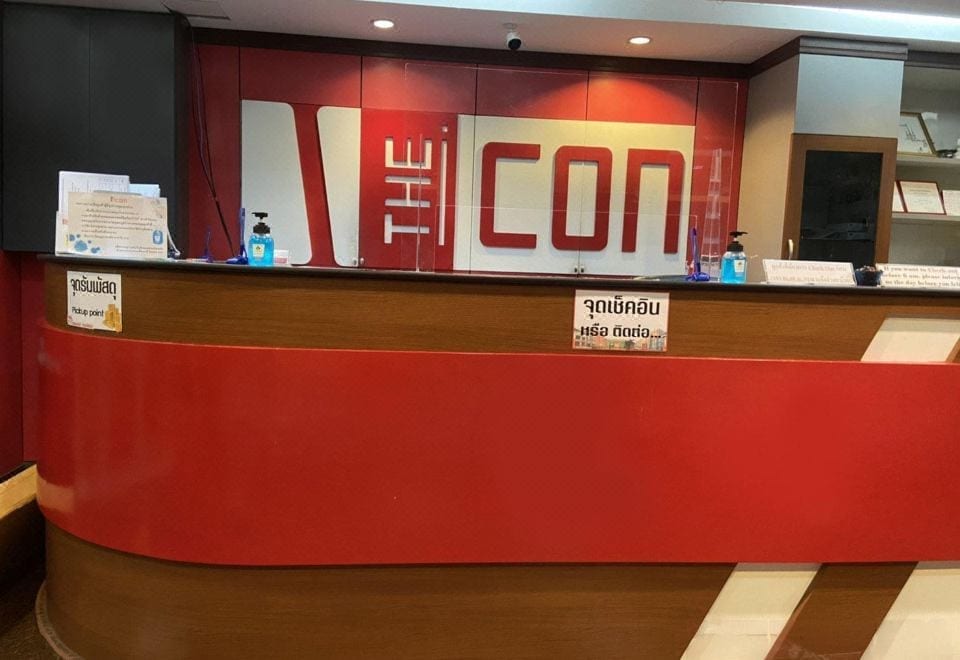 ห้องพักของ ดิ ไอคอน เซอร์วิส อพาร์ทเมนท์ ปราจีนบุรี พร้อมระเบียงและทีวีจอแบน