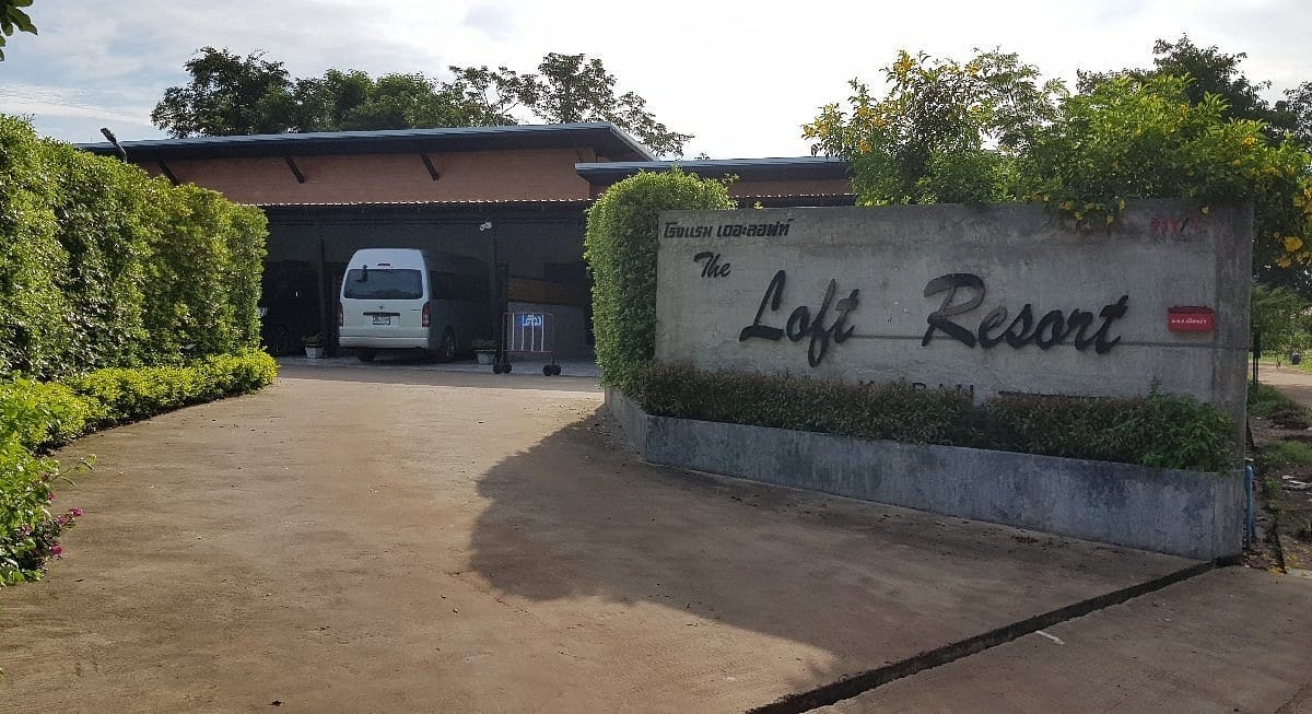 ห้องพักของ The Loft Resort Kabin Buri ตกแต่งเรียบสะอาดสไตล์ลอฟท์ มีเตียง ทีวีจอแบน และระเบียงนั่งเล่น
