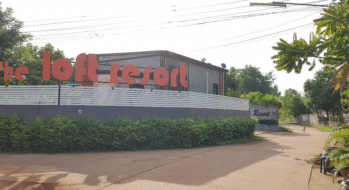 ที่จอดรถส่วนตัวหน้าห้องและมุมระเบียงของ The Loft Resort Kabin Buri กบินทร์บุรี