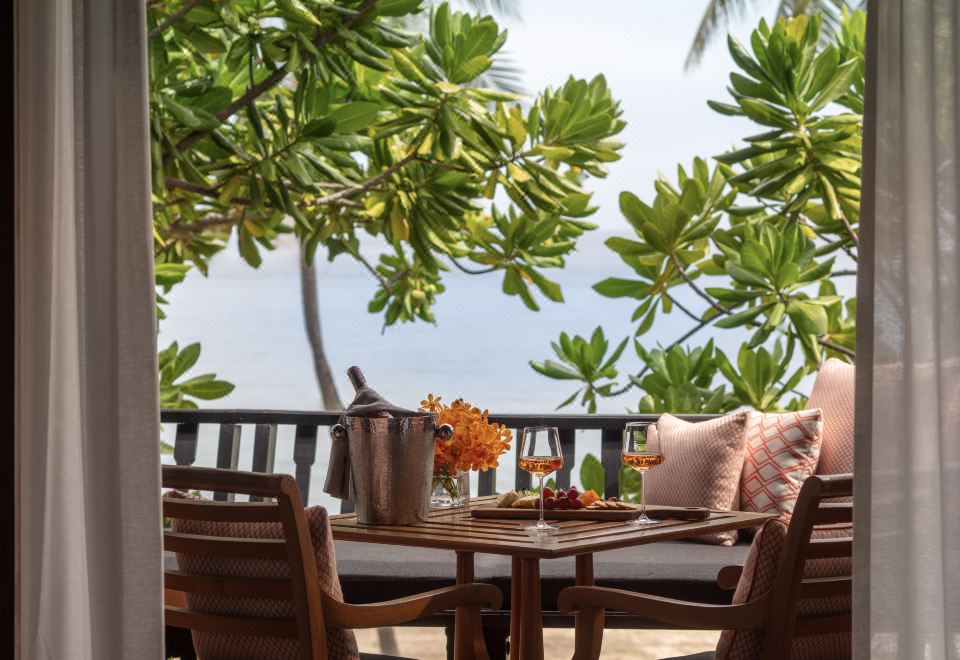 อาคารรีสอร์ตสไตล์ไทยกลางสวนเขตร้อนของ Anantara Hua Hin