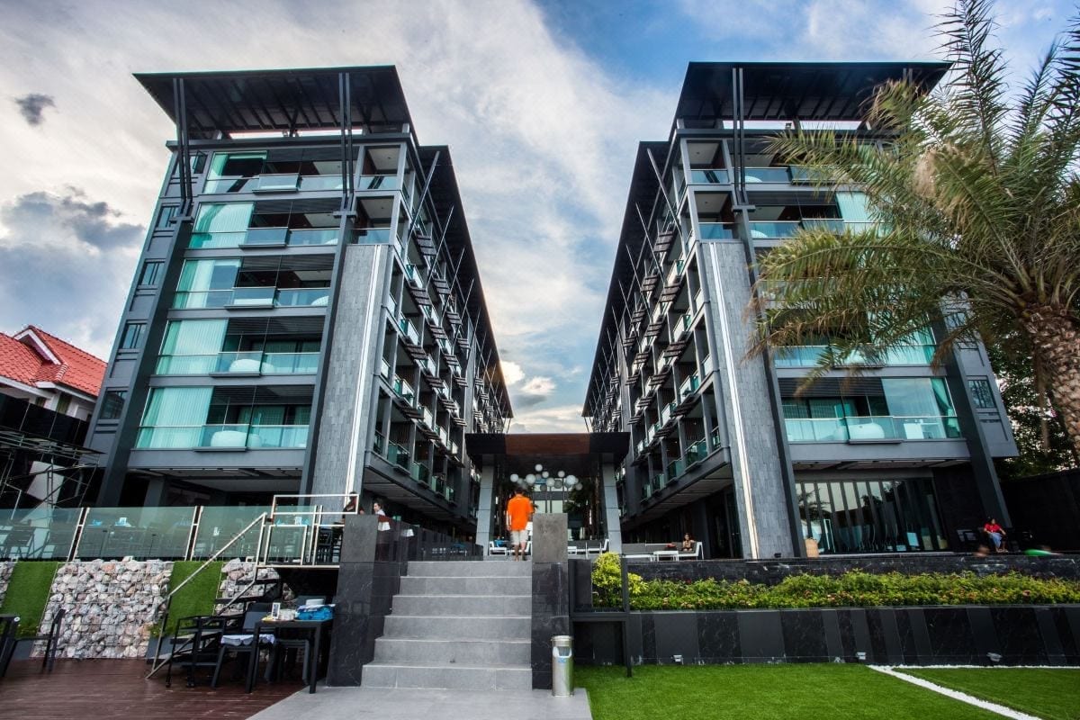 สระว่ายน้ำกลางแจ้งวิวทะเลของ @T Boutique Hotel ริมอ่าวคลองวาฬ ประจวบคีรีขันธ์