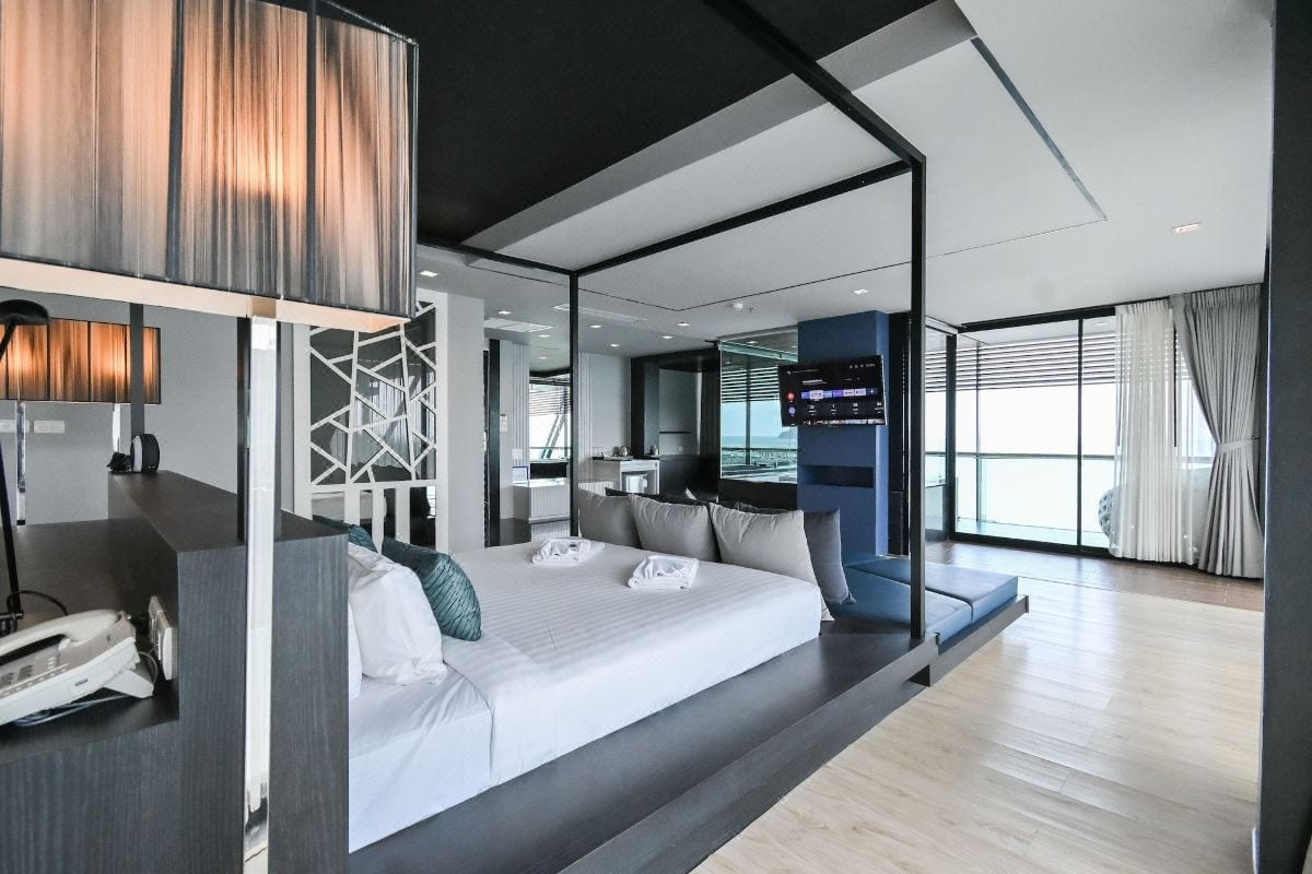 ห้องพักกว้างขวางตกแต่งโมเดิร์นของ @T Boutique Hotel พร้อมระเบียงและวิวทะเล