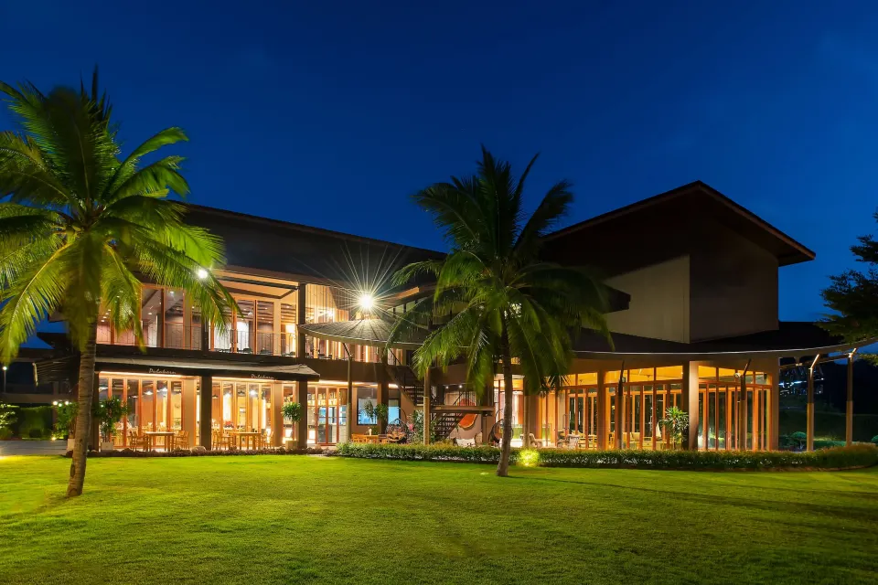 อาคารและบรรยากาศริมหาดบางปูของ Away Pranburi Beach Resort