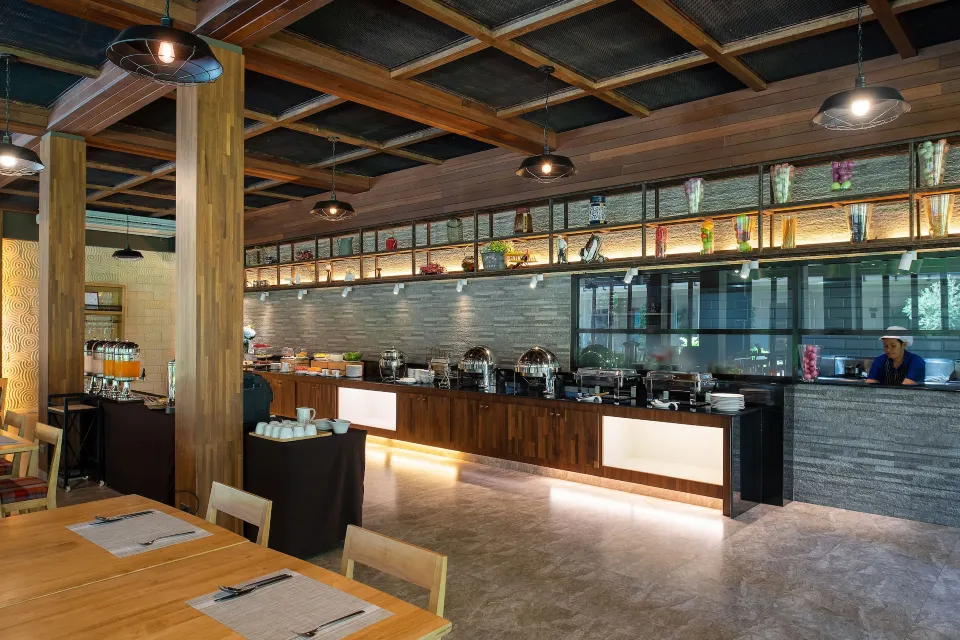 มุมร้านอาหารและพื้นที่นั่งเล่นริมทะเลของ Away Pranburi Beach Resort