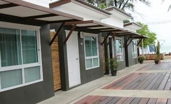 มุมพักผ่อนริมหาดของ Baan Talaywhan Resort ตำบลห้วยยาง ทับสะแก ประจวบคีรีขันธ์