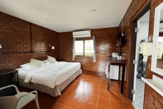 สระว่ายน้ำกลางแจ้งของ Ban Krut Resort ริมหาดบ้านกรูด