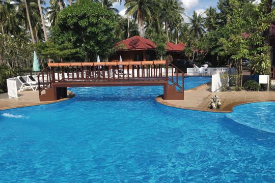 บรรยากาศหาดบ้านกรูดหน้ารีสอร์ต หาดทรายยาวเงียบสงบ