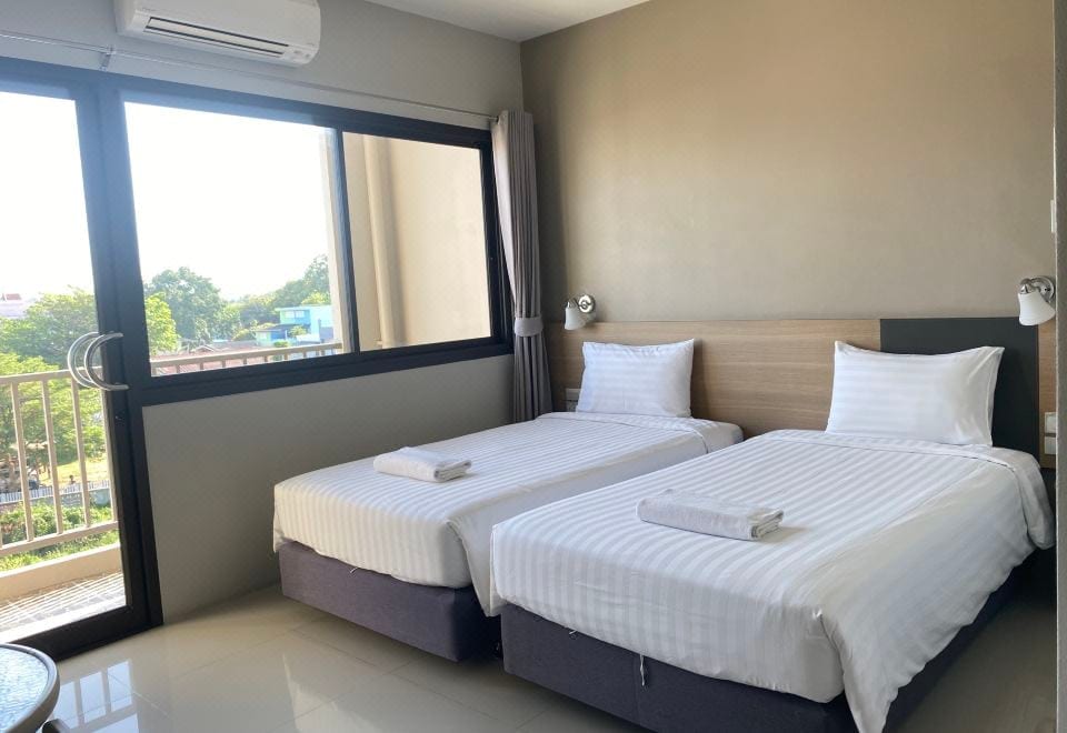 ห้องพักของ Prachuap Beach Hotel โรงแรมประจวบบีช พร้อมหน้าต่างมองออกอ่าวประจวบ