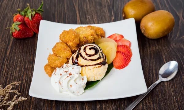 ร้านอาหาร Coconut ของ The Beach Village Resort เสิร์ฟอาหารไทยและตะวันตกโดยเชฟโรงแรม 5 ดาว