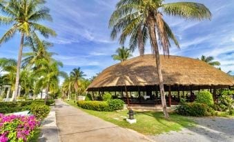 ห้องพูลสวีทของ The Beach Village Resort ที่เดินลงสระว่ายน้ำได้จากหน้าห้อง