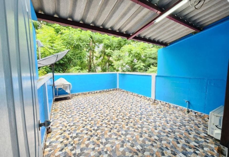 สระว่ายน้ำน้ำเค็มกลางแจ้งของ Blue Beach Bungalow ในบรรยากาศสวนริมทะเลบางสะพานน้อย