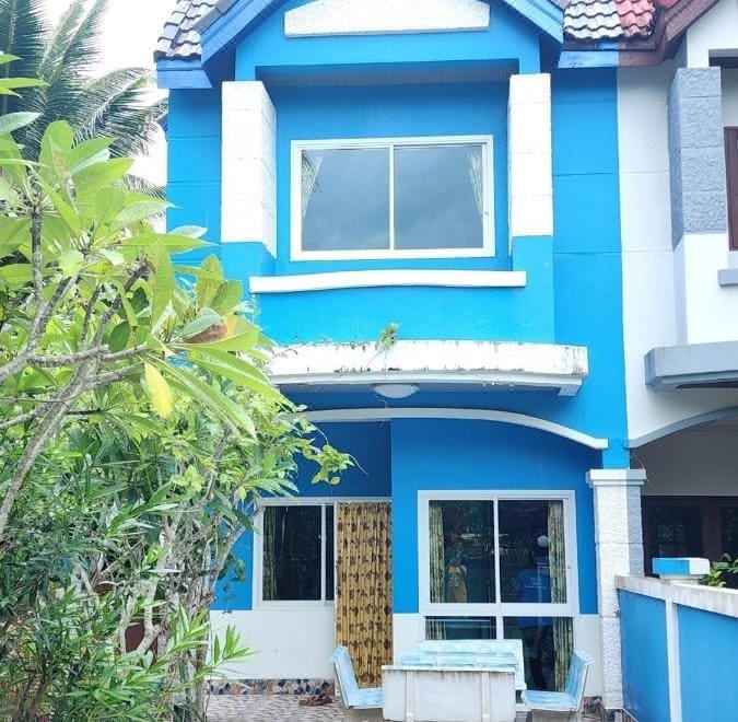 บังกะโลพร้อมระเบียงส่วนตัวของ Blue Beach Bungalow มองออกไปทางสวนและสระ