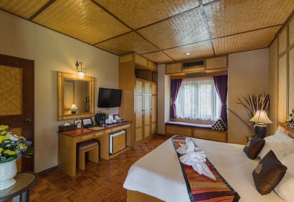 Coral Hotel Bangsaphan