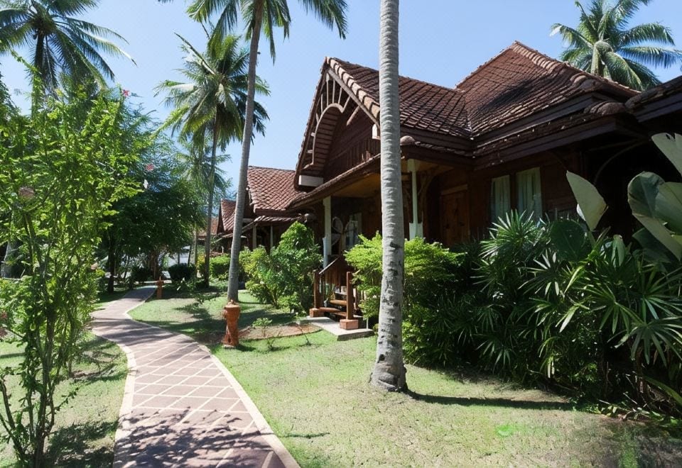 สระว่ายน้ำกลางแจ้งยาวของ Coral Hotel Bangsaphan ริมหาดบางสะพาน