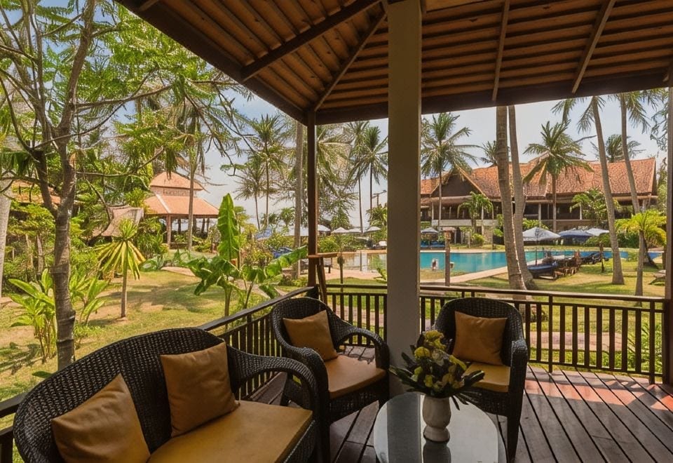 บรรยากาศหาดส่วนตัวเงียบสงบหน้ารีสอร์ต Coral Hotel Bangsaphan