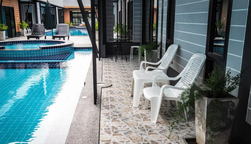 สระว่ายน้ำยาวกลางตัวอาคารของ Cordelia Resort Samroiyod อำเภอสามร้อยยอด ประจวบคีรีขันธ์