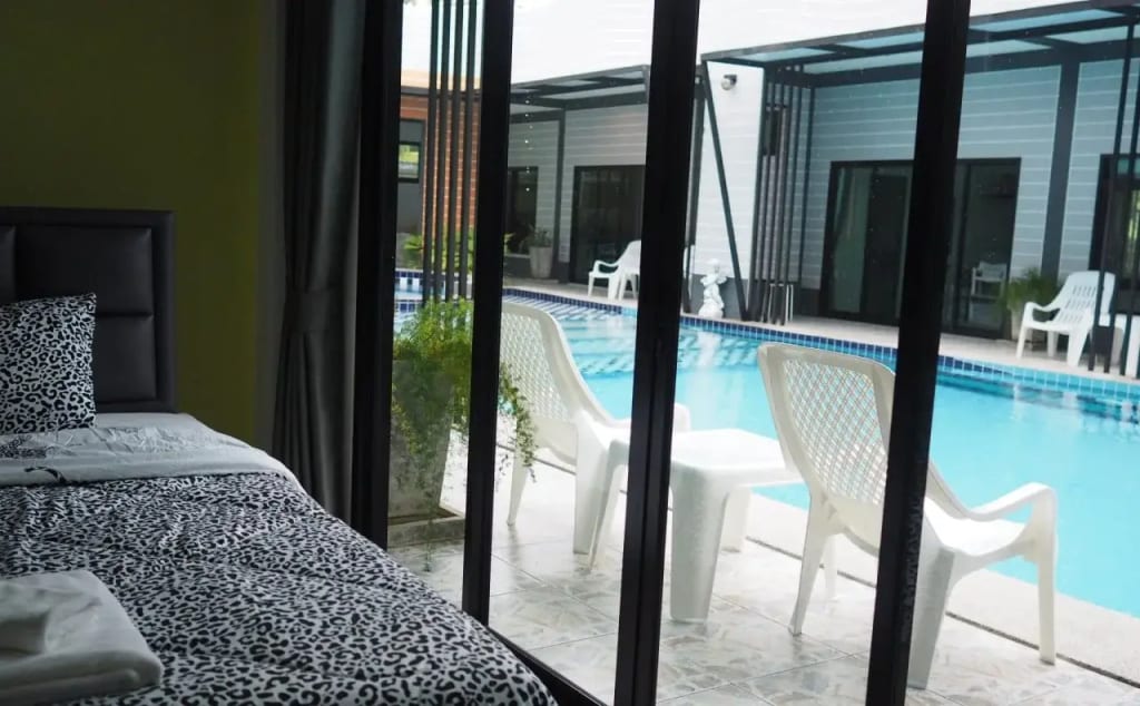 ห้องพักกว้างของ Cordelia Resort Samroiyod ที่เปิดประตูออกถึงขอบสระได้โดยตรง