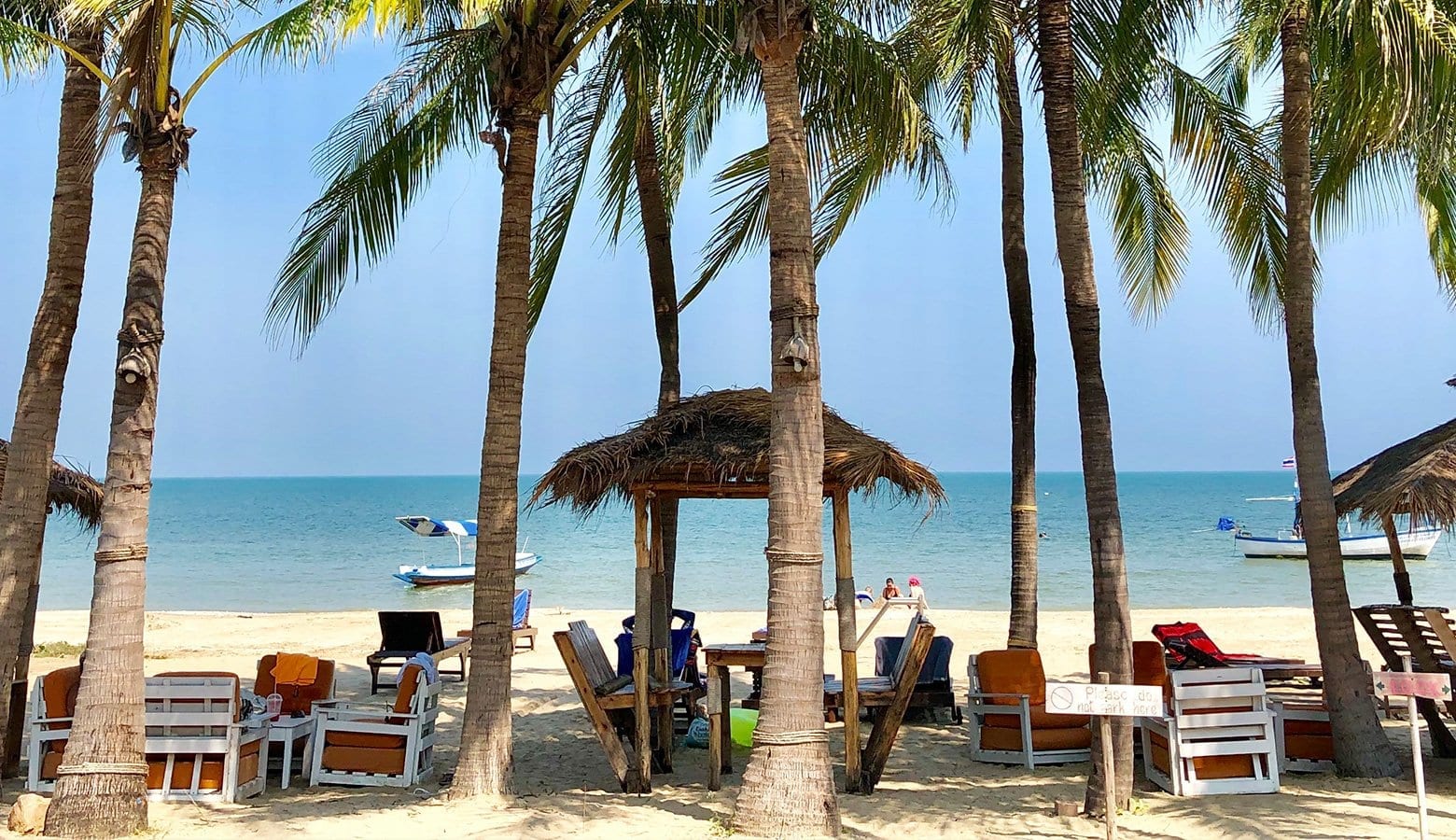 วิวทะเลและหาดทรายของ Dolphin Bay Resort ริมอ่าวโลมา สามร้อยยอด มีเงาเขาสามร้อยยอดเป็นฉากหลัง
