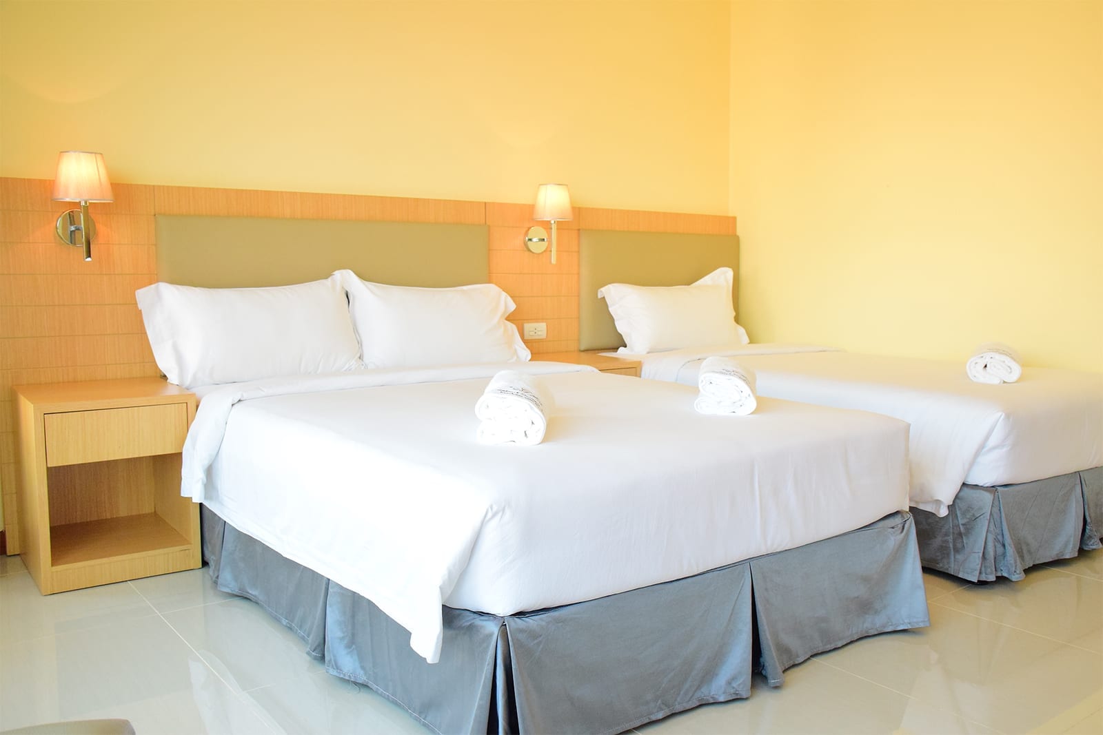 ห้องพักของ Golden Beach Boutique Resort ตกแต่งโทนสว่างสะอาดตา เตียงนุ่มพร้อมหน้าต่างรับแสง