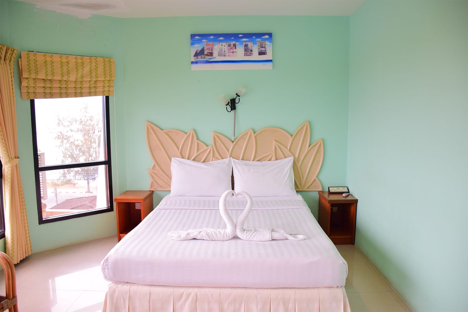 ห้องพักวิวทะเลของ Golden Beach Boutique Resort มองเห็นแนวชายหาดและป่าชายเลนเมืองประจวบ