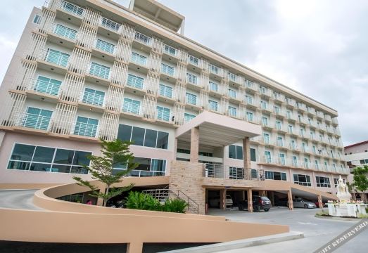 ห้องพักของ Prachuap Grand Hotel พร้อมระเบียงมองวิวเมืองและอ่าวประจวบ