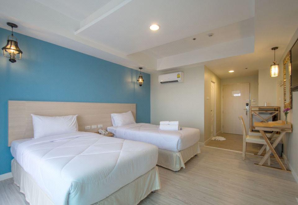 สระว่ายน้ำของ Prachuap Grand Hotel กลางเมืองประจวบ