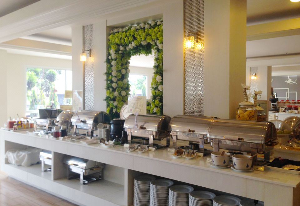 ห้องอาหารและบุฟเฟต์อาหารเช้าของ Prachuap Grand Hotel