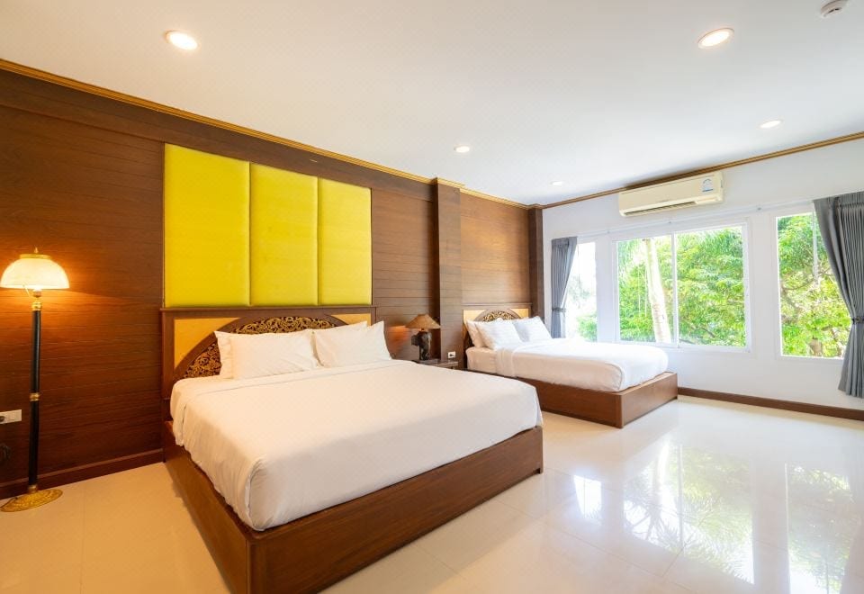 ห้องพักของ The Green Beach Resort ตกแต่งเรียบสบายโทนอบอุ่น มีระเบียงส่วนตัว