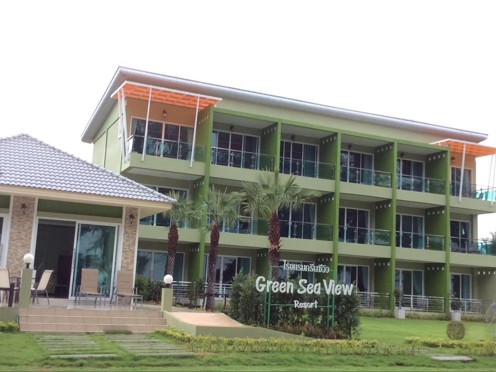 ห้องพักของ Greenseaview Resort พร้อมระเบียงกว้างมองออกไปเห็นวิวทะเลหาดแม่รำพึง