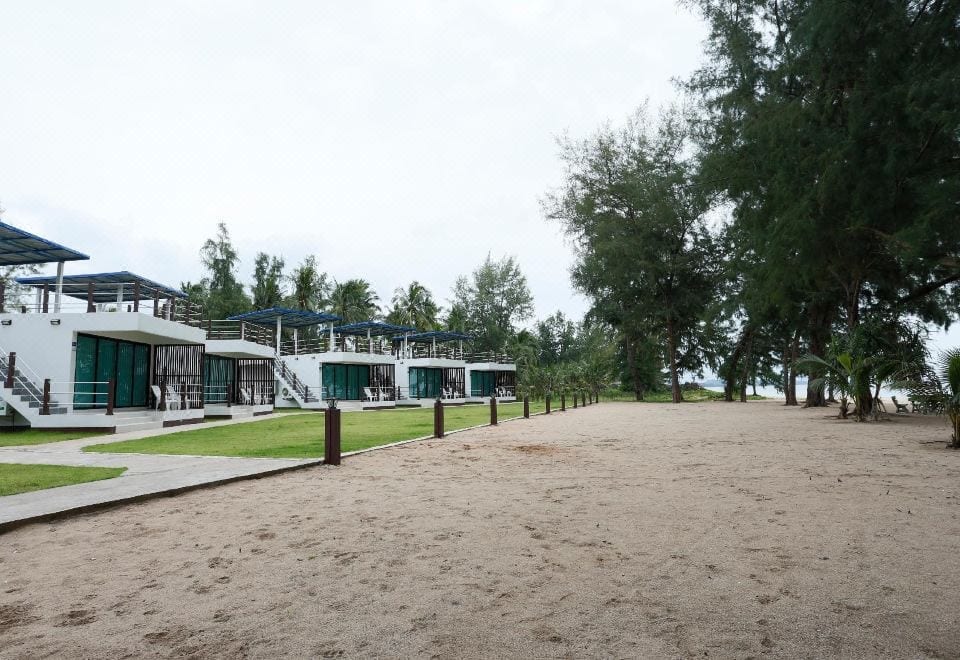 บรรยากาศริมหาดส่วนตัวหน้า HaadSon Resort ย่านหาดสน บางสะพานน้อย