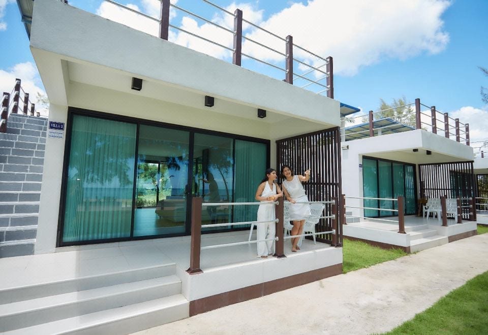 มุมร้านอาหารและพื้นที่นั่งเล่นริมทะเลของ HaadSon Resort บางสะพานน้อย