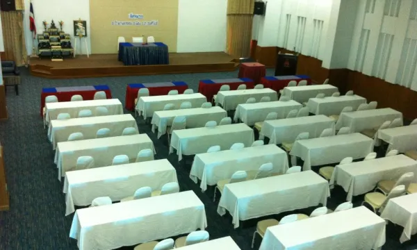 สระว่ายน้ำกลางแจ้งของโรงแรมหาดทองมองเห็นถนนเลียบทะเลและอ่าวประจวบ