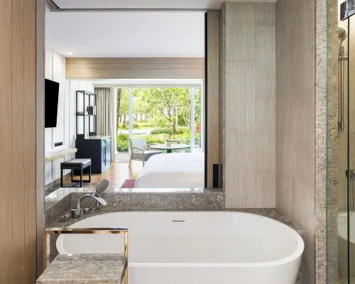 ห้องพักของ Hyatt Regency Hua Hin ตกแต่งโทนอุ่น มีระเบียงมองออกสวน