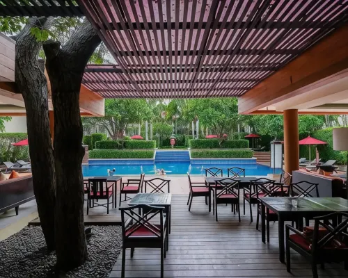 สระว่ายน้ำกลางแจ้งของ Hyatt Regency Hua Hin ในสวนเขตร้อนริมหาด