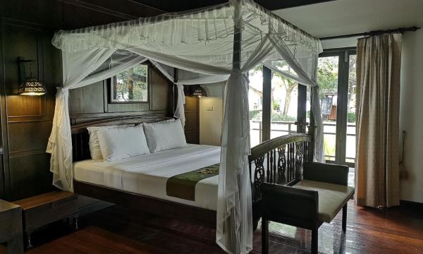 สระว่ายน้ำเกลือริมหาดของ Kao Tao Villa Beach Resort หันหน้าออกทะเล