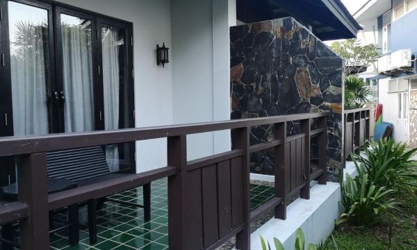 ห้องพักสไตล์บ้านพักของ Kao Tao Villa Beach Resort พร้อมระเบียงส่วนตัว