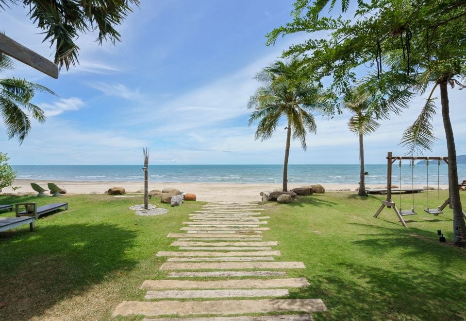 หาดส่วนตัวริมทะเลหน้ารีสอร์ต La A Natu ที่เงียบสงบและเป็นส่วนตัวในสามร้อยยอด