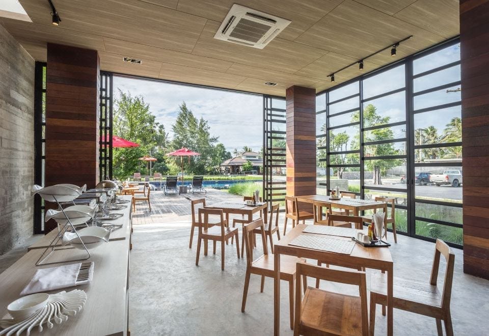 หาดส่วนตัวเงียบสงบของ Lipda Resort บนหาดคลองวาฬ ประจวบคีรีขันธ์ ทรายขาวทะเลใส