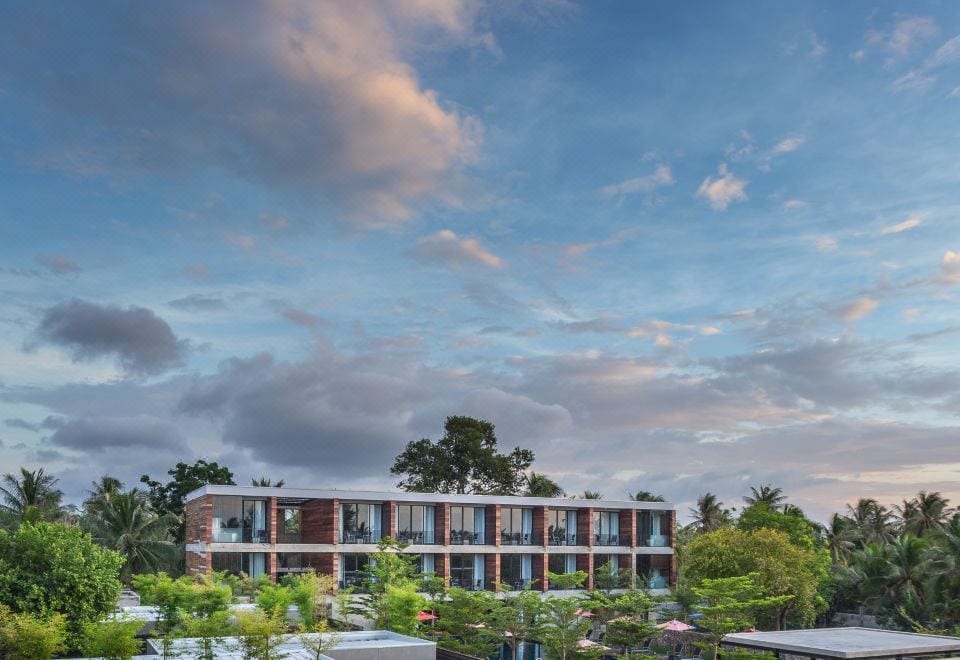 ห้องพักสไตล์ลอฟต์เพดานสูงของ Lipda Resort พร้อมระเบียงมองวิวทะเล