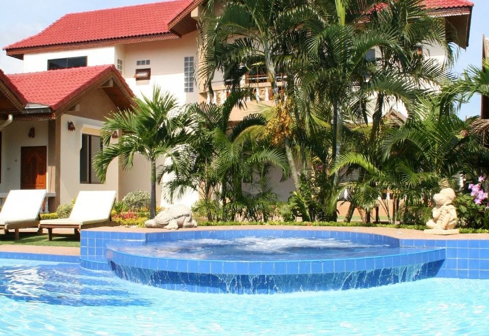 ห้องพักของ Long Beach Inn พร้อมระเบียงส่วนตัวมองออกไปเห็นสวนเขียวร่มรื่น