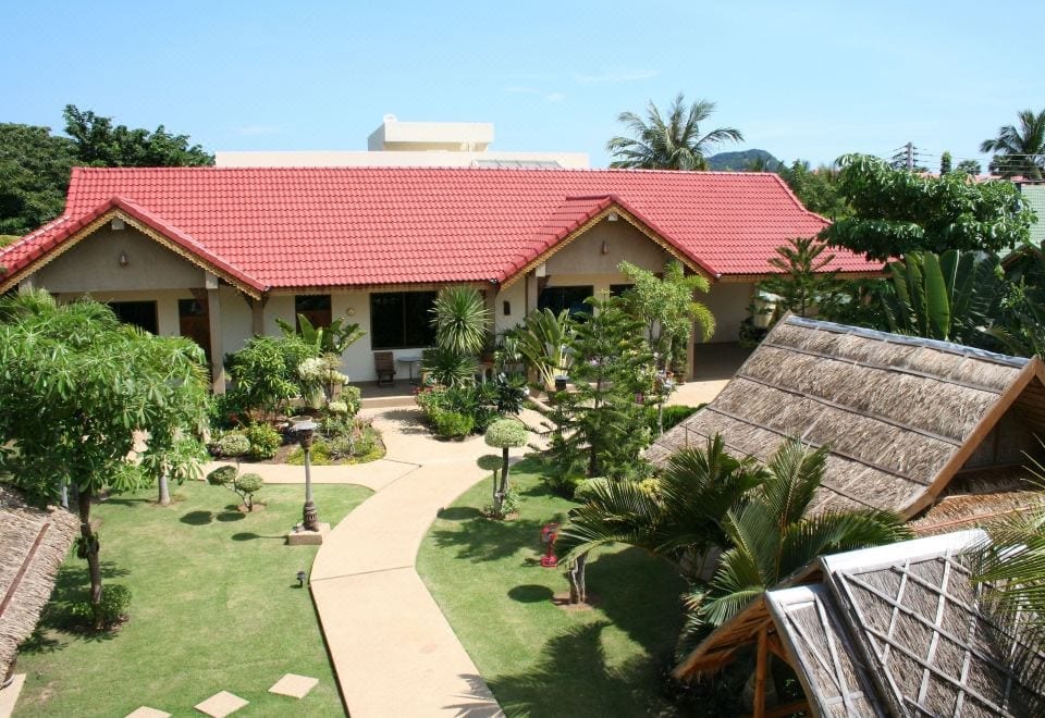 บรรยากาศหาดภูน้อยเงียบสงบใกล้ Long Beach Inn มีแนวเขาสามร้อยยอดเป็นฉากหลัง